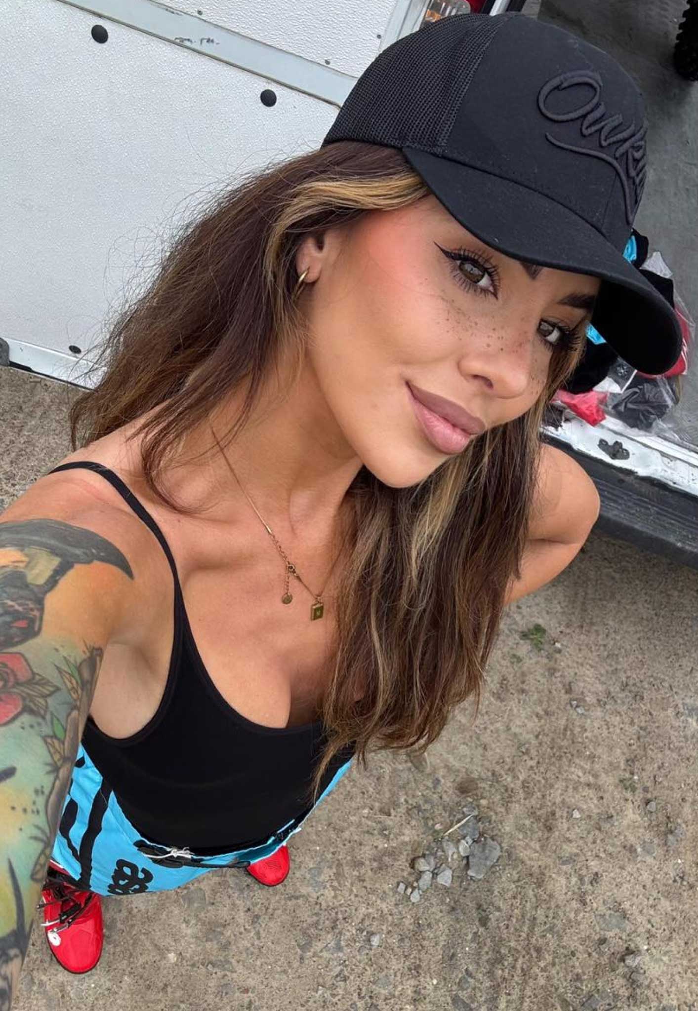 TRUCKER HAT BLACKOUT