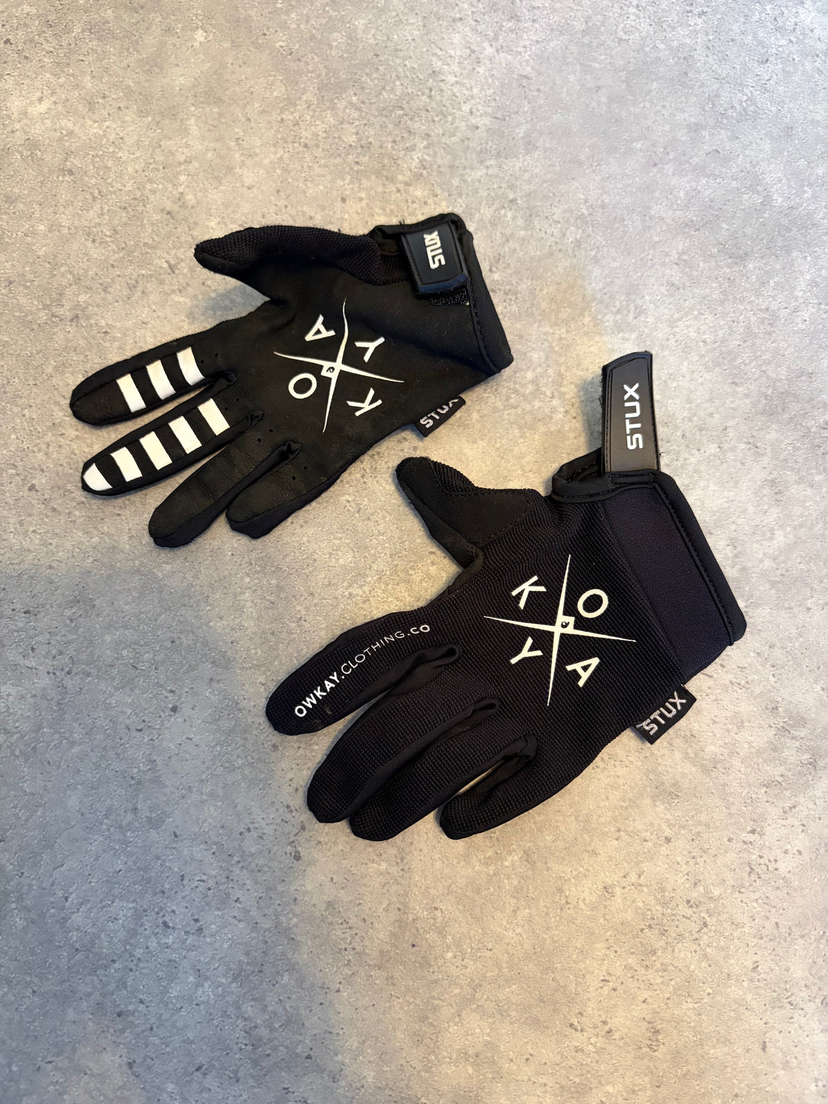 SAMPLE 72 - KIDS GLOVES - MEDIUM